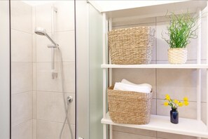 Dusche, Haartrockner, Bidet