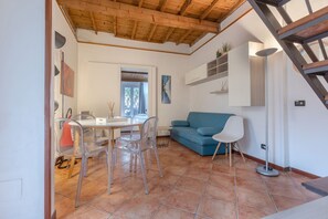 Living area - Cozy and bright 70 sqm apartment, structured on two levels and located on the ground floor of a renovated period building. Perfect for 5 people, the accommodation enjoys an ideal location to easily reach any monument in the historic city center on foot.I (Ferrara)