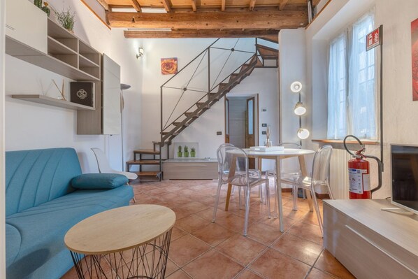 Living area - Cozy and bright 70 sqm apartment, structured on two levels and located on the ground floor of a renovated period building. Perfect for 5 people, the accommodation enjoys an ideal location to easily reach any monument in the historic city center on foot.I (Ferrara)