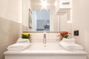 Shower, hair dryer, bidet - Cozy and bright 70 sqm apartment, structured on two levels and located on the ground floor of a renovated period building. Perfect for 5 people, the accommodation enjoys an ideal location to easily reach any monument in the historic city center on foot.I (Ferrara)