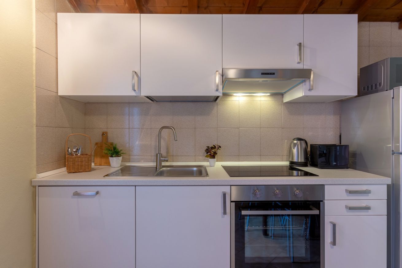 Frigorifero, microonde, forno, piano cottura
