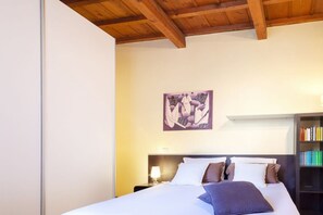 2 bedrooms, iron/ironing board, WiFi