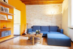 Living area - Ferrara Lilac Casa dell'Archivòlto with Garage (Ferrara)