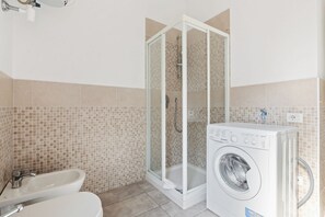 Een douche, een haardroger, een bidet, shampoo