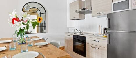 冷蔵庫、電子レンジ、オーブン、コンロ