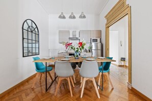 Dining - GuestHost - Bright apartment of 100 square meters, which can comfortably accommodate up to 5 people, located on the third floor of a building with lift. The property boasts an exceptional location in the heart of Milan, just a few steps from Piazza Duomo (Milano)
