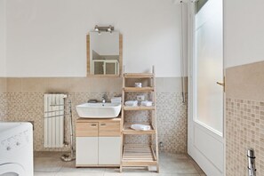Een douche, een haardroger, een bidet, shampoo