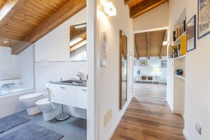 Een bad, een haardroger, een bidet