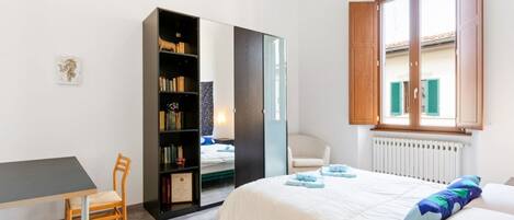 3 habitaciones, escritorio, tabla de planchar con plancha y wifi