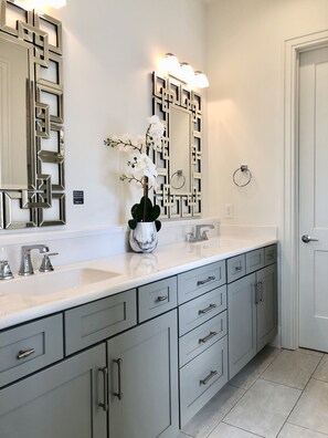 Combined shower/bathtub, hair dryer, towels, soap - Luxurious 5BR North Beach Resort Home w/ 2 Masters, Pool/Elevator & Ocean View (North Myrtle Beach)