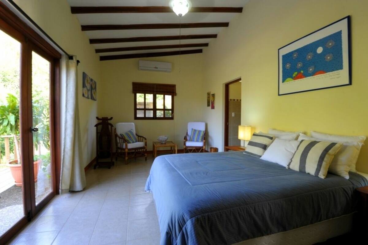 Comfort kamer | 1 slaapkamer, een kluis op de kamer, een bureau, een laptopwerkplek