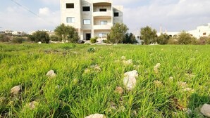 A modern building with a flat roof and multiple balconies. - Jerash Inn (Jerash)