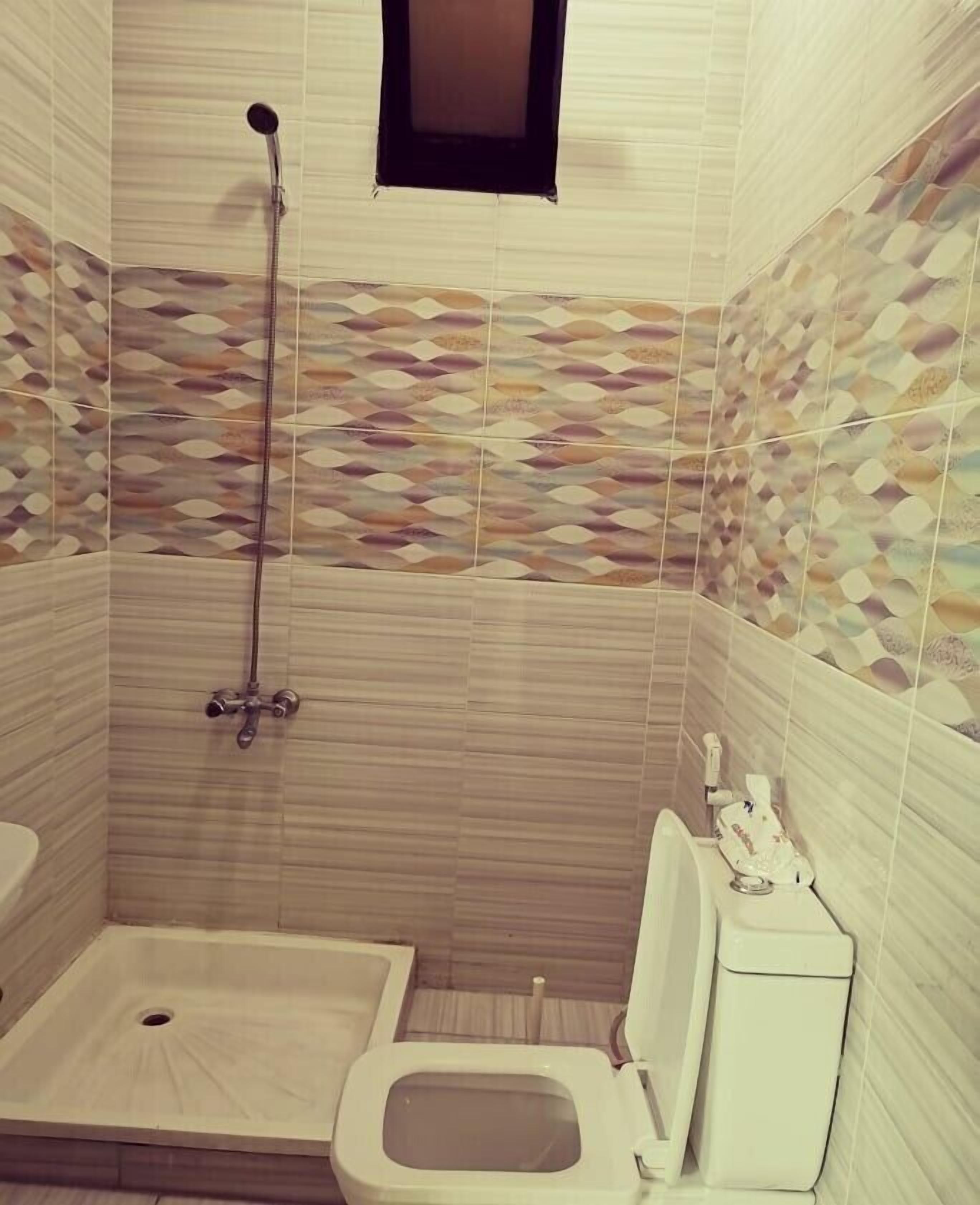 Comfort appartement, niet-roken, uitzicht op de stad | Badkamer | Een douche, handdoeken, zeep, toiletpapier