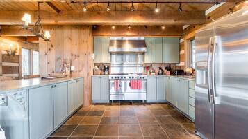 House (Brevard Luxury Cabin) | Private kitchen