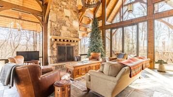 Rumah (Brevard Luxury Cabin) | Ruang keluarga | TV layar datar dan meja tenis meja