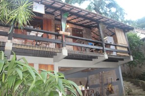 Vista frontal de la propiedad