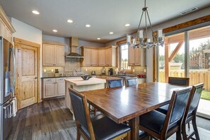 Fridge, microwave, oven, stovetop - Golf Views, Game Room & Suncadia Pool Access (Cle Elum)