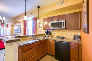 Kühlschrank, Mikrowelle, Wasserkocher mit Kaffee-/Teezubehör, Toaster