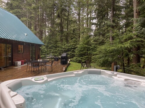 Hike Greenwater, Mt. Rainier, Sunrise Visitor Center & Crystal Mountain Sleeps 6