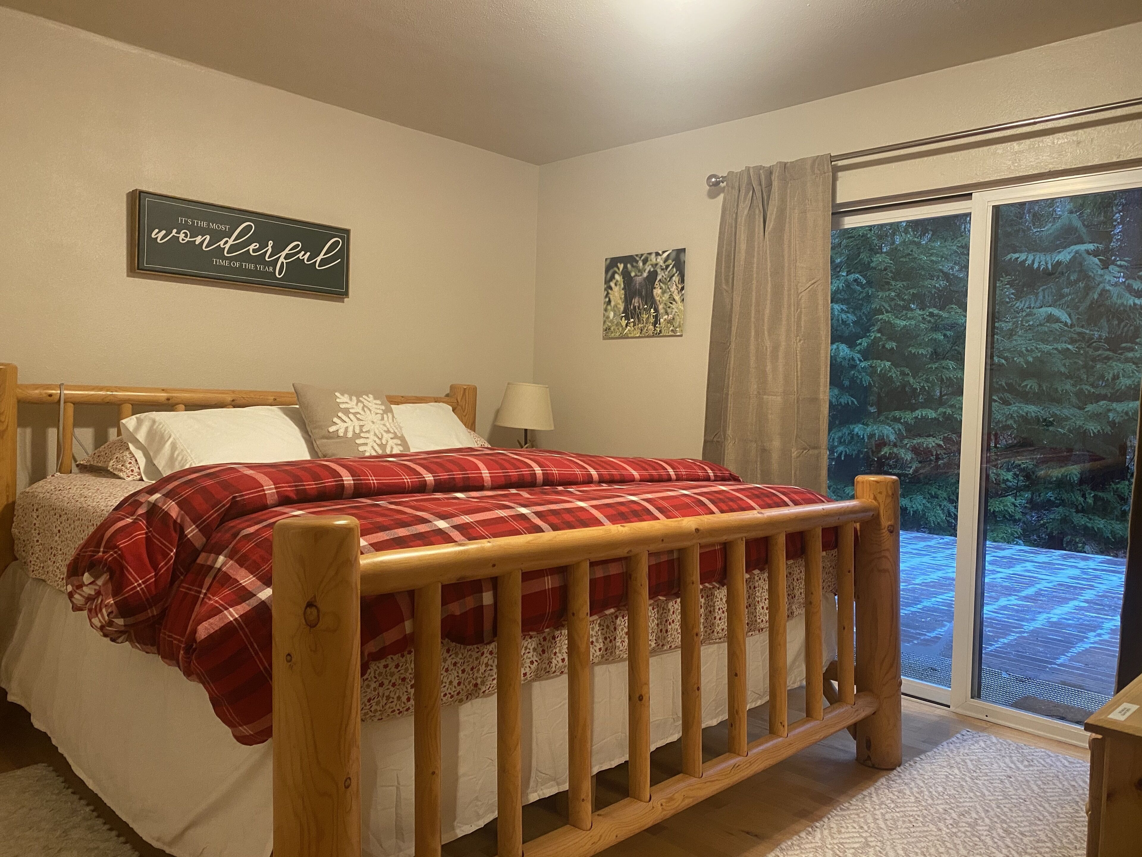 Summer Cabin Getaway near Mt. Rainier & Crystal Mountain w/Hot tub & privacy! 