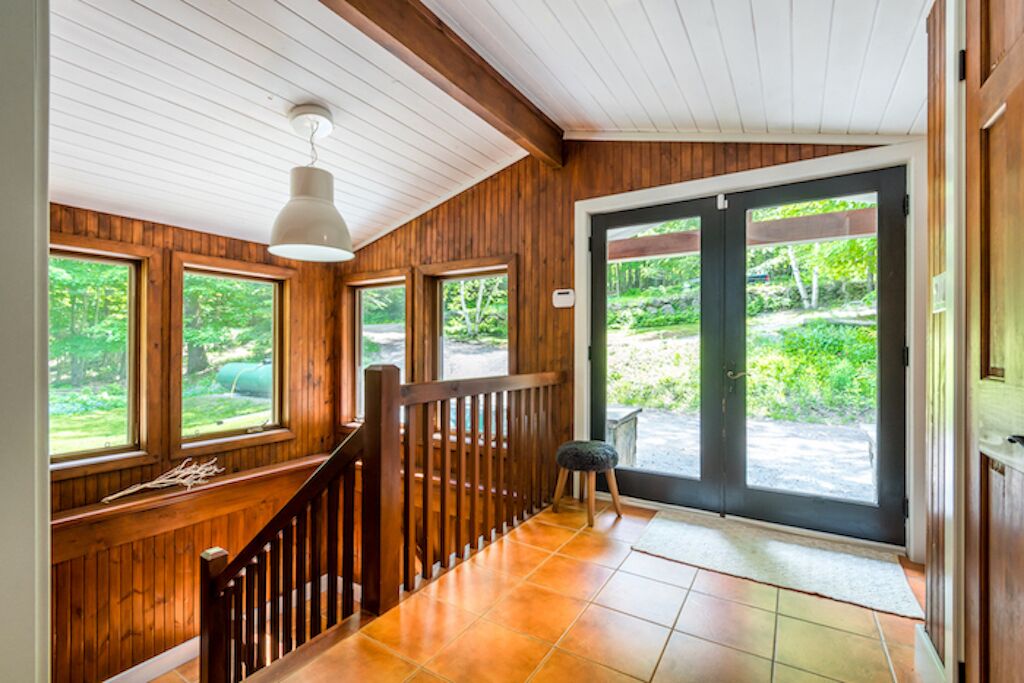 Beautiful Waterfront Peninsula Lake Year Round Cottage w/ All Day Sun!