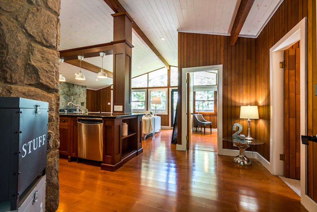 Beautiful Waterfront Peninsula Lake Year Round Cottage w/ All Day Sun!