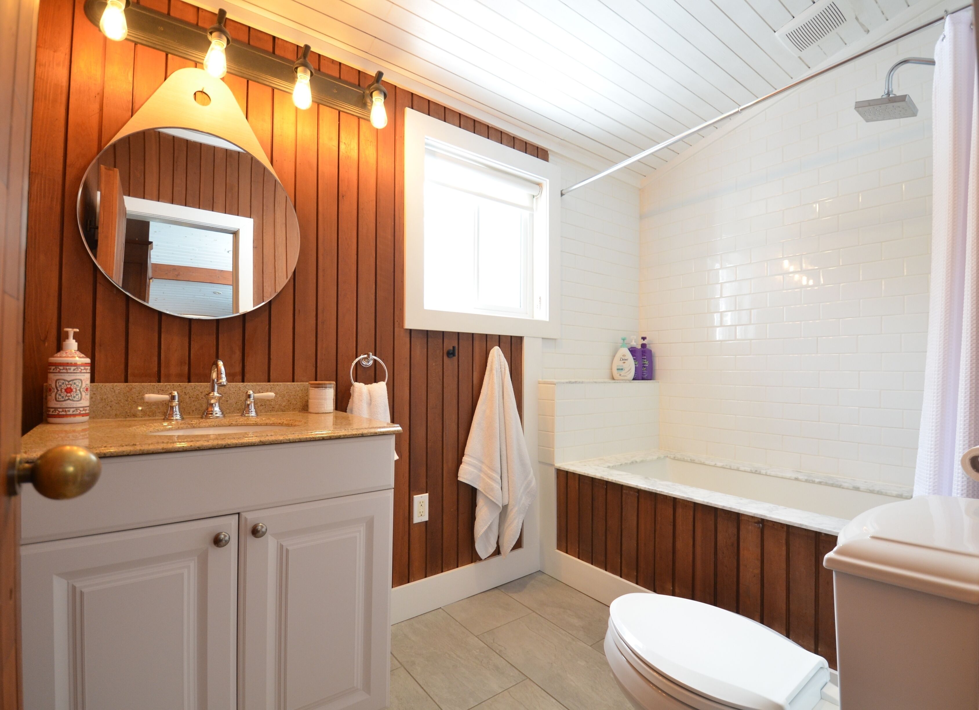 Beautiful Waterfront Peninsula Lake Year Round Cottage w/ All Day Sun!