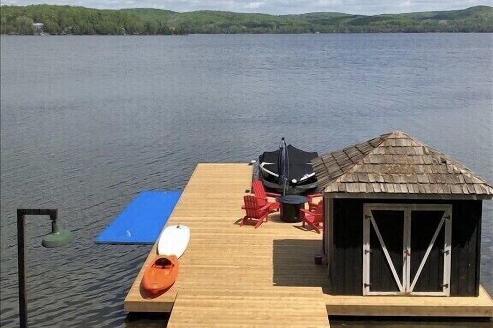 Beautiful Waterfront Peninsula Lake Year Round Cottage w/ All Day Sun!