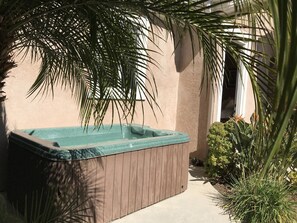 Outdoor spa tub - Villa Del Enzo  Your Wine Country Hideaway  CLOSE TO ALL WINERIES! (Temecula)