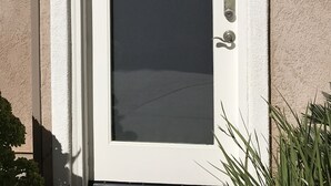 Een witte deur met een matglazen ruit.