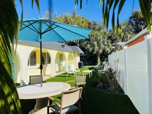 Outdoor dining - Close to the Beach, no car needed, mini golf, bikes, & a King Size Bed! mcA (Indian Rocks Beach)
