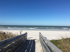 Beach nearby, sun loungers, beach towels - Close to the Beach, no car needed, mini golf, bikes, & a King Size Bed! mcA (Indian Rocks Beach)