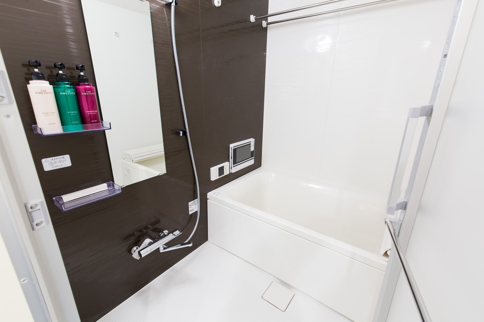 concept room | bathroom | combined shower/bathtub, free toiletries, hair dryer, slippers