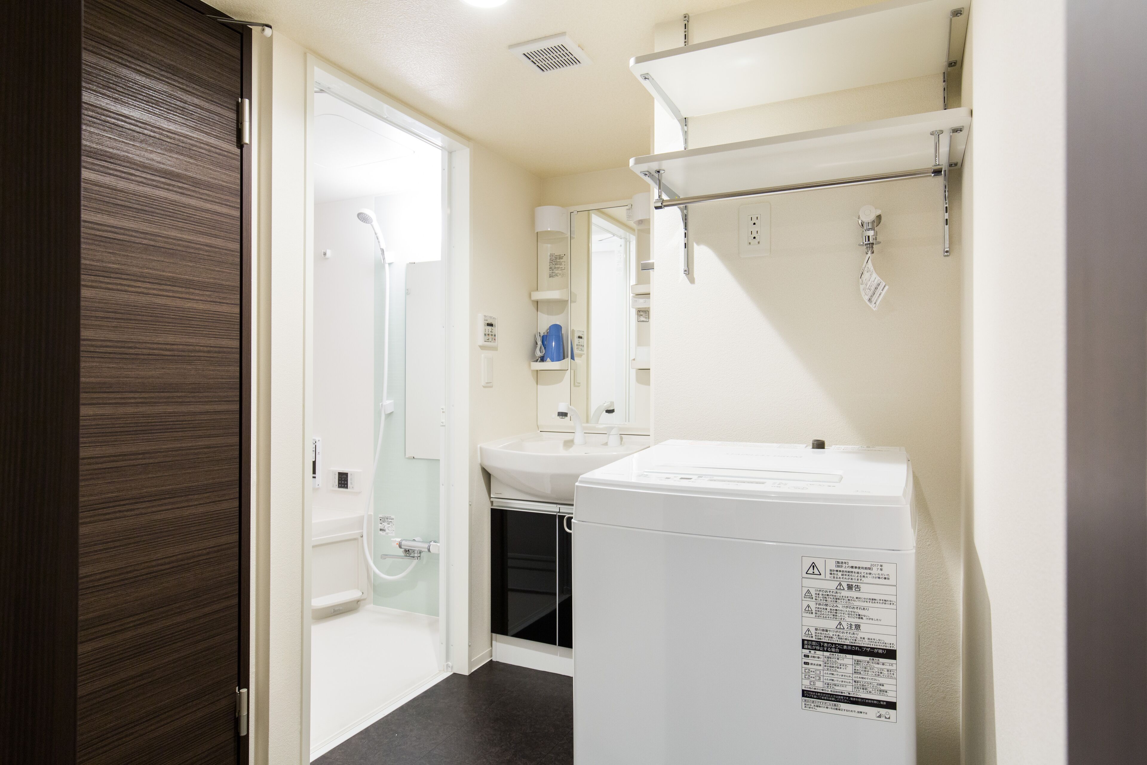 queen room | bathroom | combined shower/bathtub, free toiletries, hair dryer, slippers