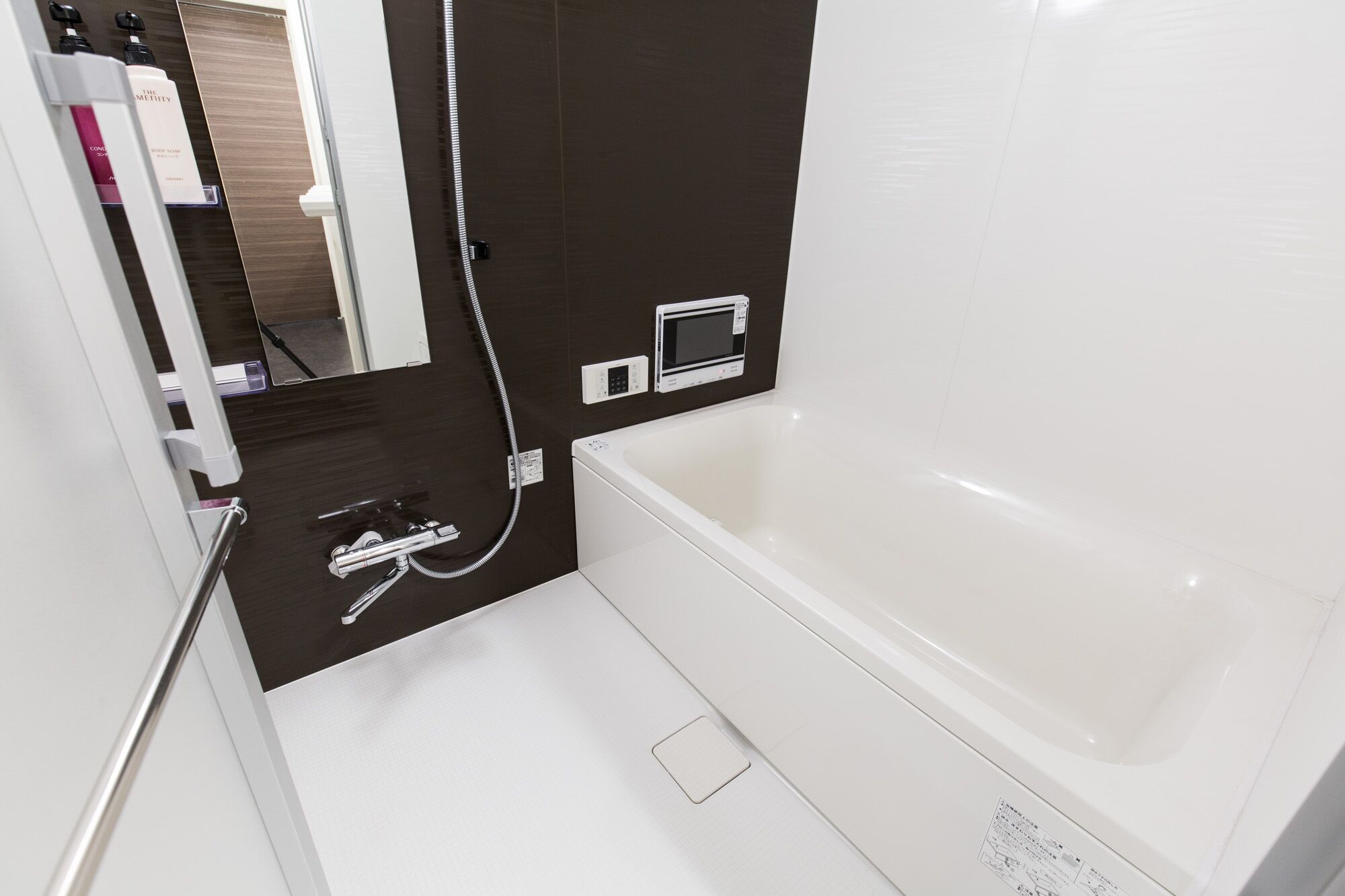 deluxe apartment | bathroom | combined shower/bathtub, free toiletries, hair dryer, slippers