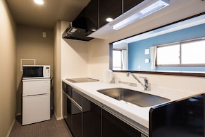 Superior Twin Room | Private kitchenette | Fridge, microwave, stovetop, electric kettle - RAKU Hotel (Kyoto)