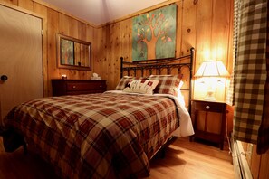 3 bedrooms, memory-foam beds, iron/ironing board, WiFi