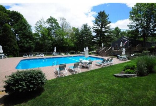 Mount Snow Townhome w/ Ski Home trail - The Rooster