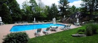 Mount Snow Townhome - m / Ski Home Trail!