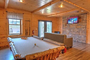 Game room - Family Size Cabin with Kitchen, Fireplace, Hot Tub (Millersburg)