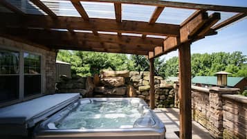 Outdoor spa tub