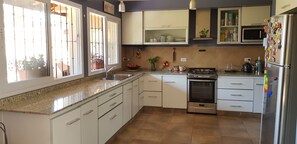 Fridge, microwave, oven, stovetop - Beautiful and comfortable house with fireplace, barbecue, gallery, patio and garage (salta)