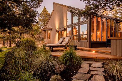 Sunriver by AvantStay | Cozy Mountain Home w/ Indoor Pool and Hot Tub