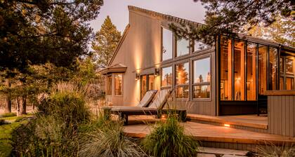 Sunriver by AvantStay | Cozy Mountain Home w/ Indoor Pool and Hot Tub