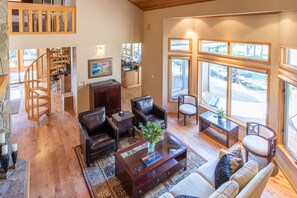 Smart TV, fireplace - Sunriver by AvantStay | Cozy Mountain Home w/ Indoor Pool and Hot Tub (Sunriver)