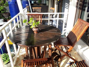 Familie vierpersoonskamer | Woonruimte | Een 32-inch ledtelevisie met digitale zenders en een televisie