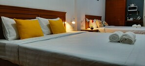 Familien-Vierbettzimmer | Zimmersafe, Verdunkelungsvorhänge, kostenloses WLAN, Bettwäsche