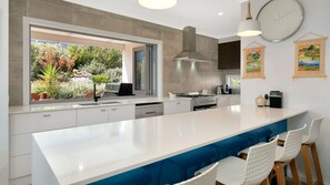 Fridge, microwave, oven, stovetop - Blue Waves - sleeps 11 (SMITHS BEACH)