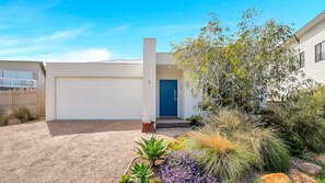 Exterior - Blue Waves - sleeps 11 (SMITHS BEACH)