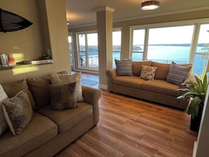 Smart TV, fireplace, DVD player, books - WHAT A VIEW! Rare true waterfront home. (Canyon Lake)